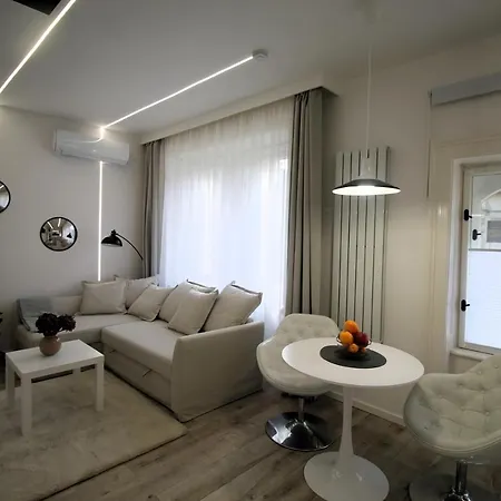 Modern Studio A Belvaros Koezepen Parkoloval- Kata Studioapartman Gyor Exterior photo