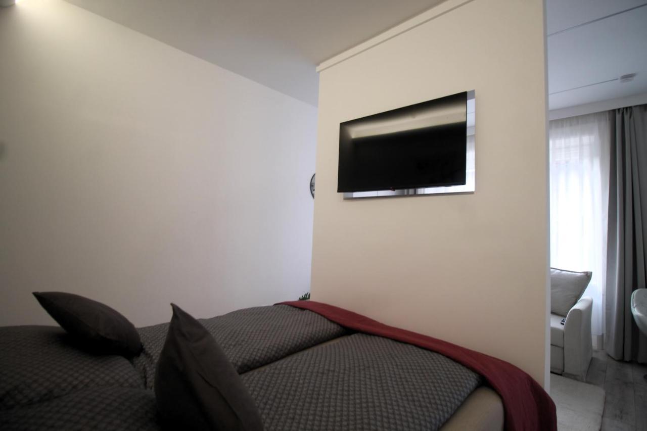 Modern A Belvaros Koezepen Parkoloval- Kata Studioapartman Appartement Győr