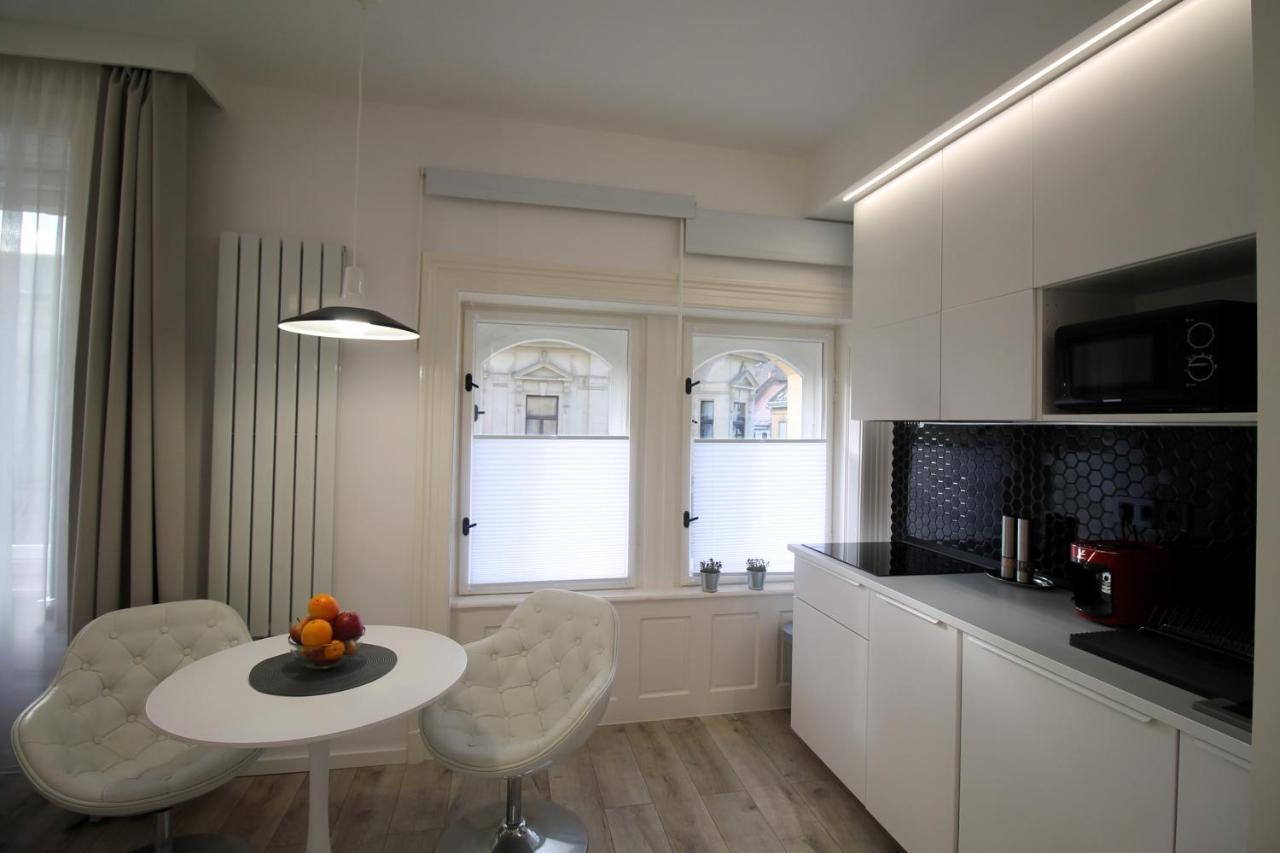 Apartamento Modern A Belvaros Koezepen Parkoloval- Kata Studioapartman Győr