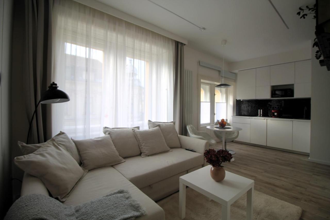 Appartement Modern A Belvaros Koezepen Parkoloval- Kata Studioapartman