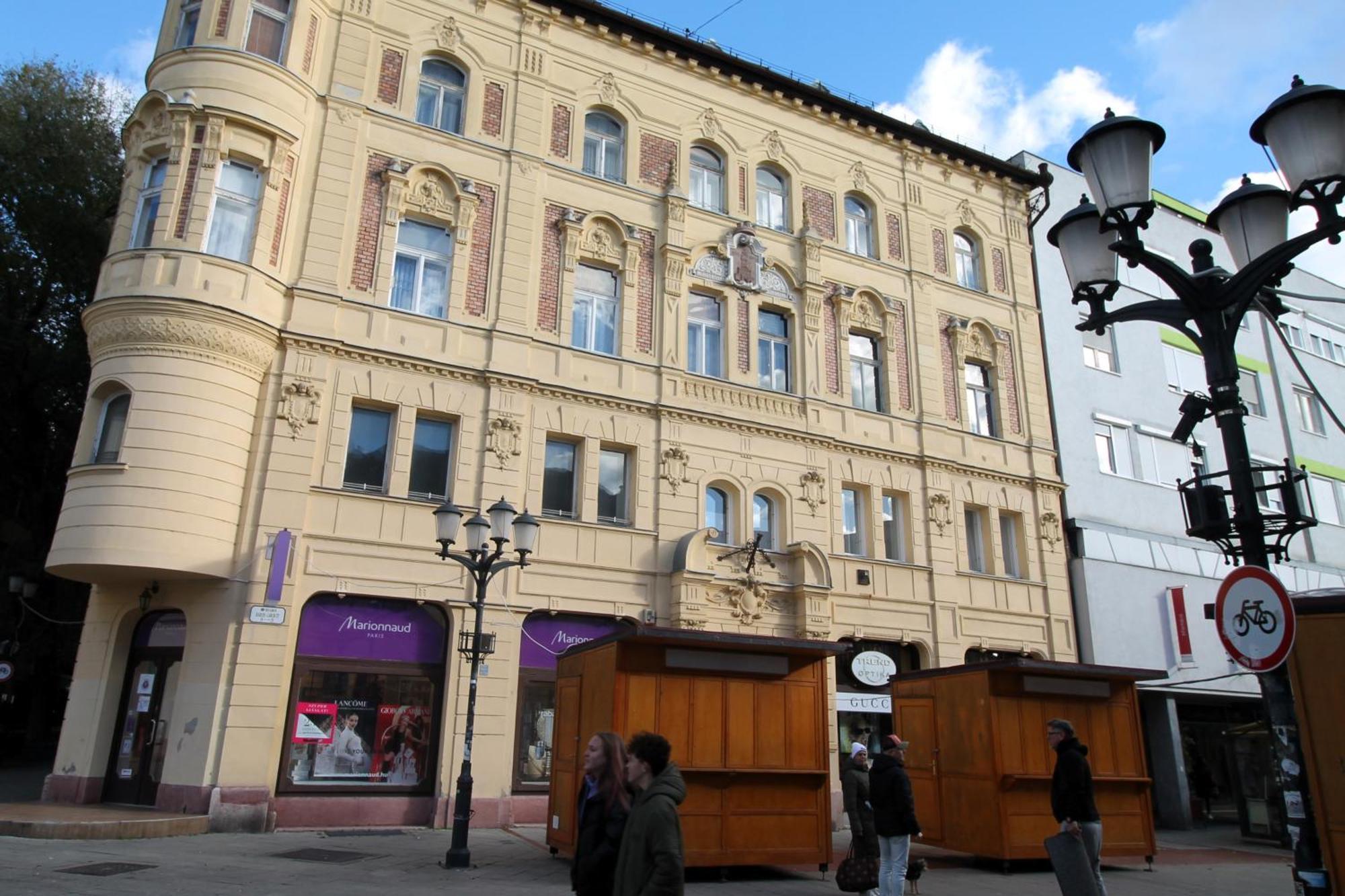 Modern A Belvaros Koezepen Parkoloval- Kata Studioapartman Győr