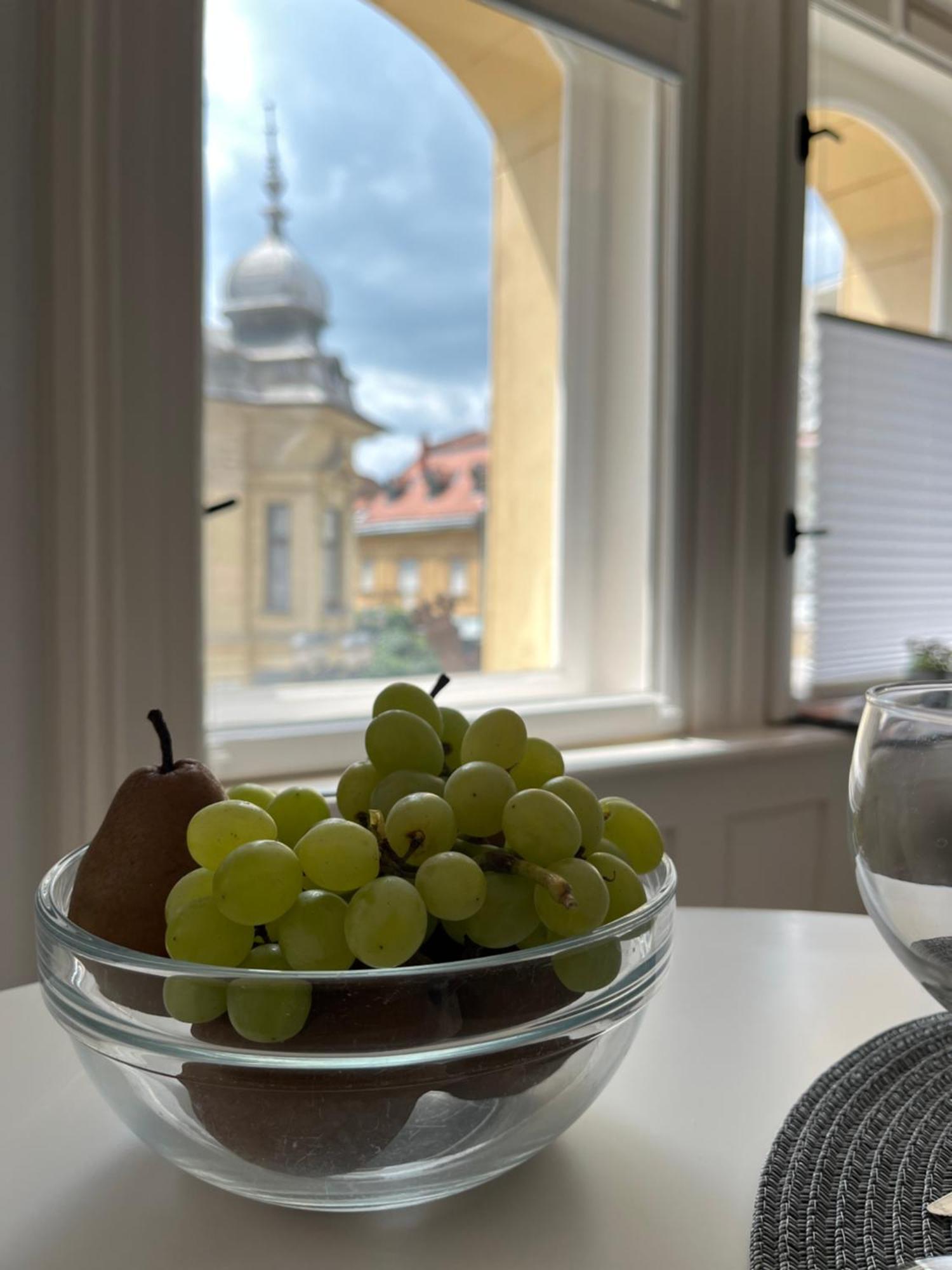 Modern A Belvaros Koezepen Parkoloval- Kata Studioapartman * Győr
