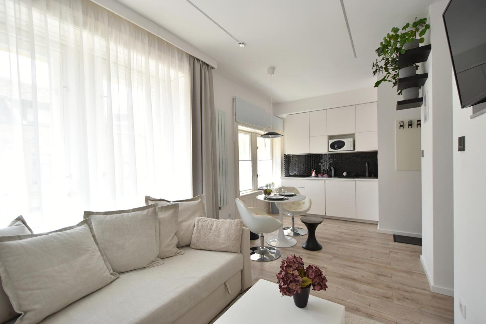 Modern A Belvaros Koezepen Parkoloval- Kata Studioapartman Győr